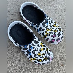 Classic lined multi colored leopard print Crocs